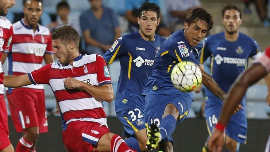 Suárez dispara junto a varios jugadores del Granada.