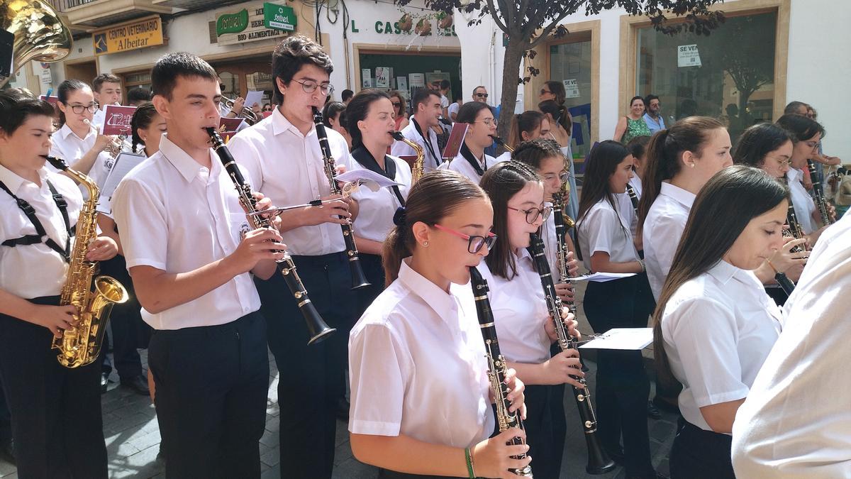 Los intérpretes de Alginet, durante el pasacalle