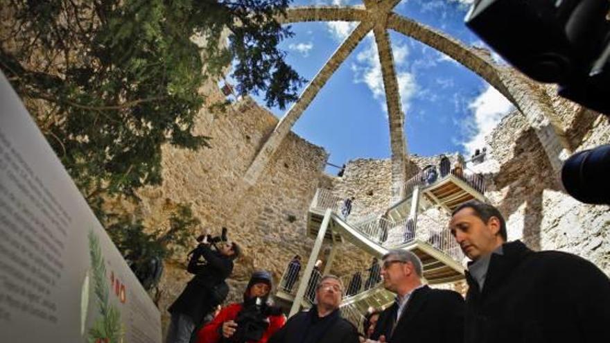 El presidente de la Diputación y el alcalde de Agres en el fondo de la cava junto al tejo.