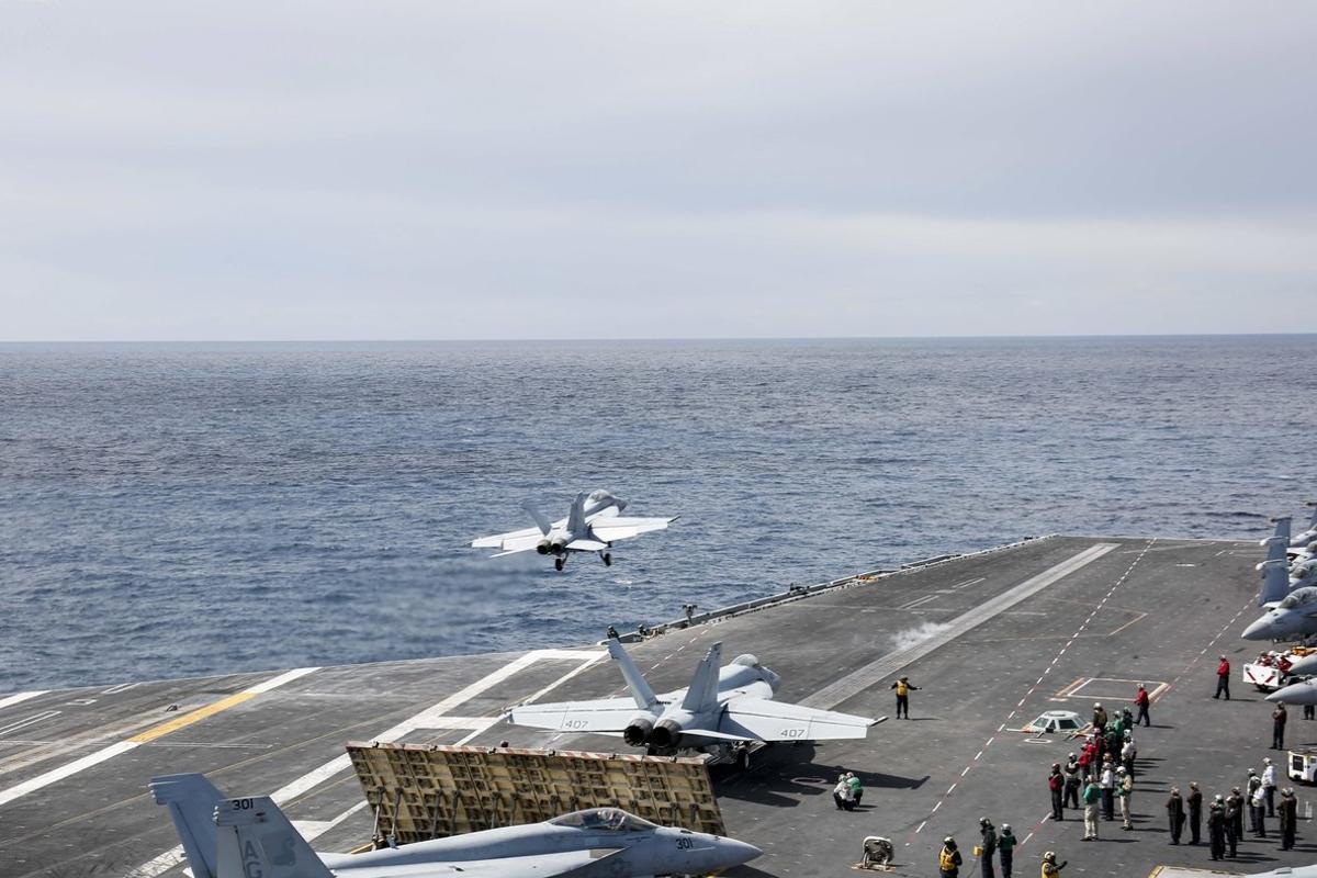 Ionian Sea (-), 06/05/2019.- A handout photo made available by the US Navy showing an F/A-18F Super Hornet from the ’Jolly Rogers’ of Strike Fighter Squadron (VFA) 103 launching off the flight deck of the Nimitz-class aircraft carrier USS Abraham Lincoln (CVN 72) to conduct a close air support exercise together with the US Air Force 603rd Air Control Squadron and the Lithuanian Air Force on 06 May 2019. The Abraham Lincoln Carrier Strike Group (ABECSG) is deployed to the US Central Command area of responsibility in order to defend American forces and interests in the region. Media reports on 13 May 2019 state that the United Arab Emirated (UAE) Foreign Office report that four commercial vessels have been targeted by sabotage operations near UAE territorial waters. (Lituania) EFE/EPA/US NAVY / DVIDS / HANDOUT HANDOUT EDITORIAL USE ONLY/NO SALES