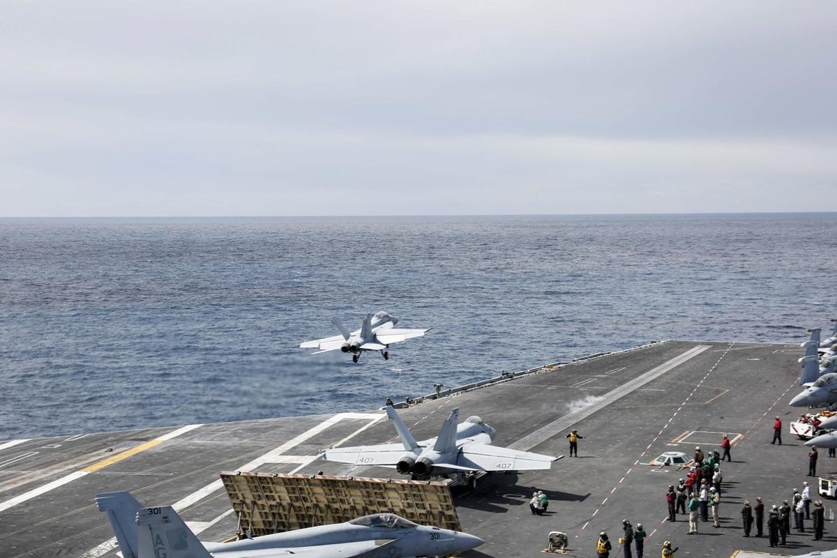Ionian Sea (-), 06/05/2019.- A handout photo made available by the US Navy showing an F/A-18F Super Hornet from the ’Jolly Rogers’ of Strike Fighter Squadron (VFA) 103 launching off the flight deck of the Nimitz-class aircraft carrier USS Abraham Lincoln (CVN 72) to conduct a close air support exercise together with the US Air Force 603rd Air Control Squadron and the Lithuanian Air Force on 06 May 2019. The Abraham Lincoln Carrier Strike Group (ABECSG) is deployed to the US Central Command area of responsibility in order to defend American forces and interests in the region. Media reports on 13 May 2019 state that the United Arab Emirated (UAE) Foreign Office report that four commercial vessels have been targeted by sabotage operations near UAE territorial waters. (Lituania) EFE/EPA/US NAVY / DVIDS / HANDOUT HANDOUT EDITORIAL USE ONLY/NO SALES Ionian Sea (-), 06/05/2019.- A handout photo made available by the US Navy showing an F/A-18F Super Hornet from the ’Jolly Rogers’ of Strike Fighter Squadron (VFA) 103 launching off the flight deck of the Nimitz-class aircraft carrier USS Abraham Lincoln (CVN 72) to conduct a close air support exercise together with the US Air Force 603rd Air Control Squadron and the Lithuanian Air Force on 06 May 2019. The Abraham Lincoln Carrier Strike Group (ABECSG) is deployed to the US Central Command area of responsibility in order to defend American forces and interests in the region. Media reports on 13 May 2019 state that the United Arab Emirated (UAE) Foreign Office report that four commercial vessels have been targeted by sabotage operations near UAE territorial waters. (Lituania) EFE/EPA/US NAVY / DVIDS / HANDOUT HANDOUT EDITORIAL USE ONLY/NO SALES