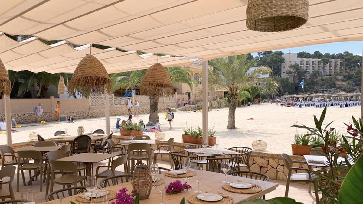 S'Ona Beach, un chiringuito que reabre renovado en Mallorca.
