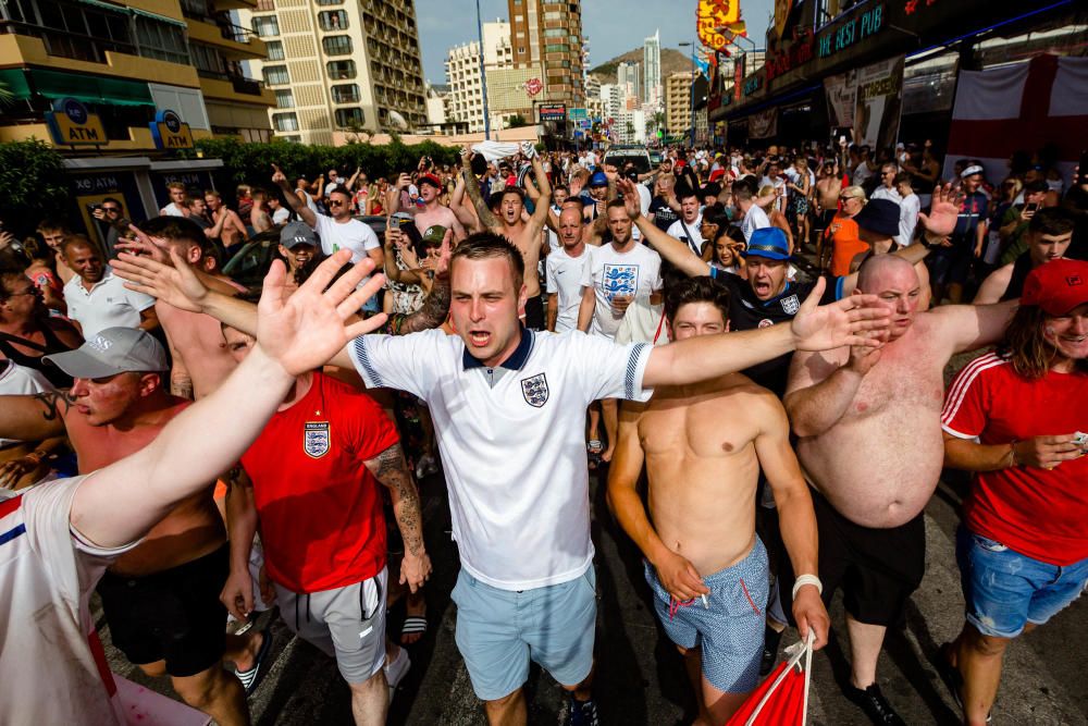 El pase de Inglaterra a semifinales del Mundial de Rusia provoca la euforia de los hinchas ingleses que han tenido que ser desalojados de los locales.