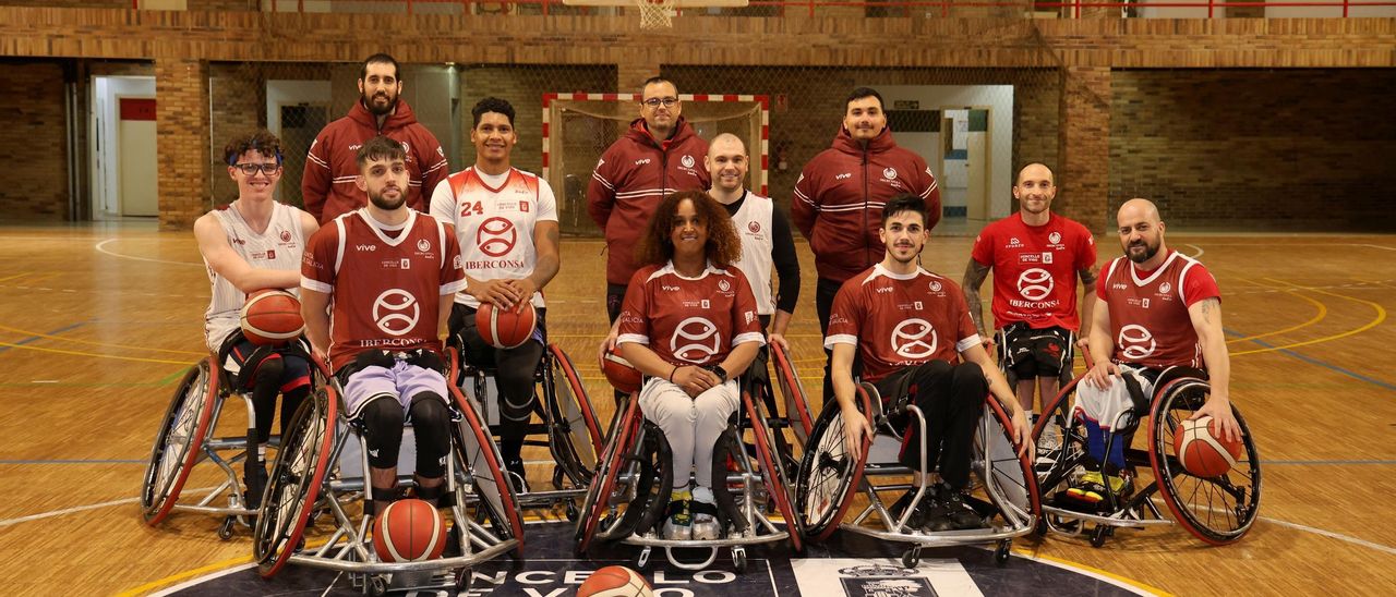 La plantilla del Amfiv, ayer, antes de iniciar su sesión de entrenamiento en el pabellón del Berbés.