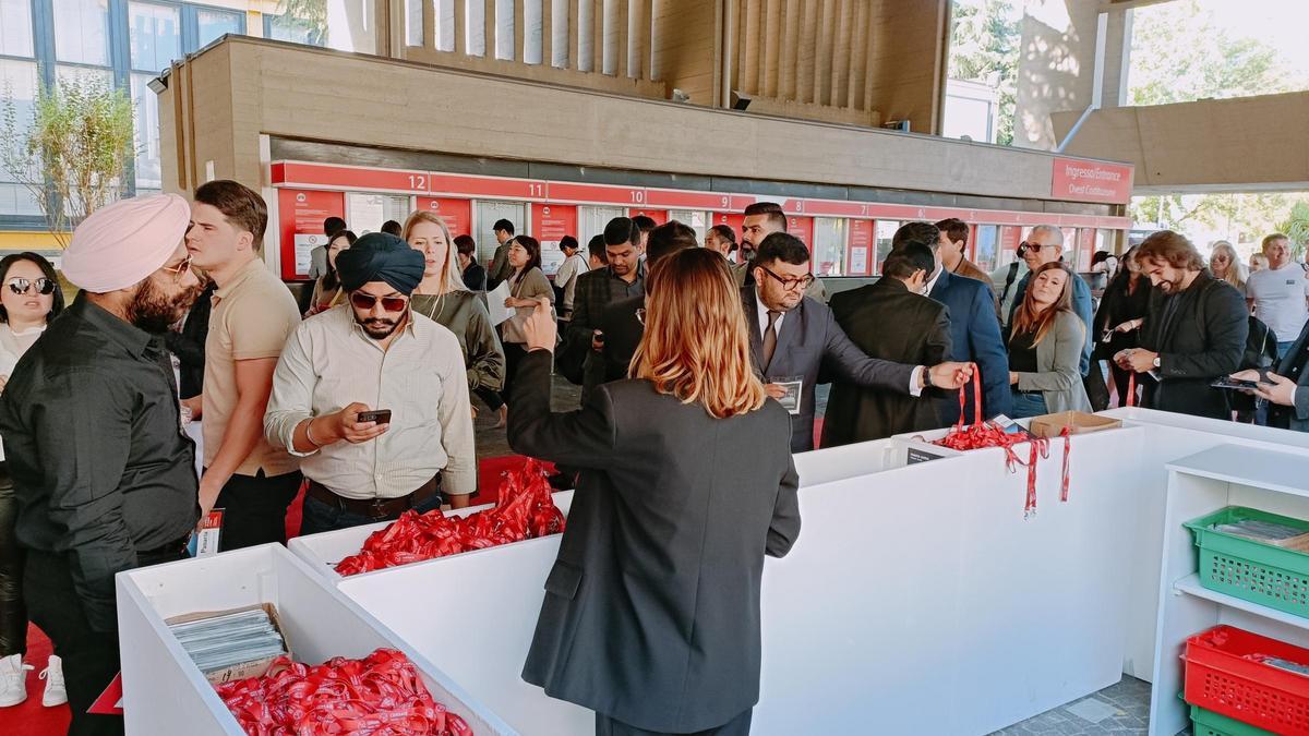 Visitantes procedentes de India llegan al punto de recepción de acreditaciones de Cersaie en la apertura de la feria.