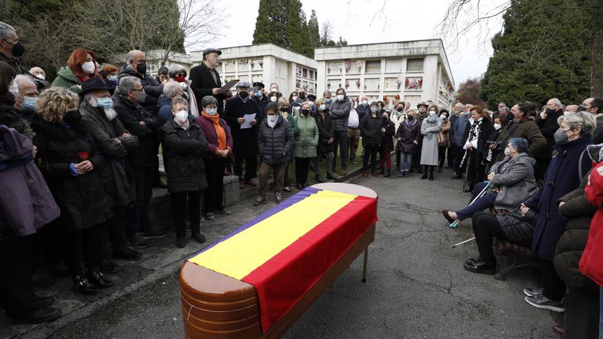 EN IMÁGENES: Familia, amigos y militantes de izquierda despiden al abogado ovetense Antonio Rodríguez