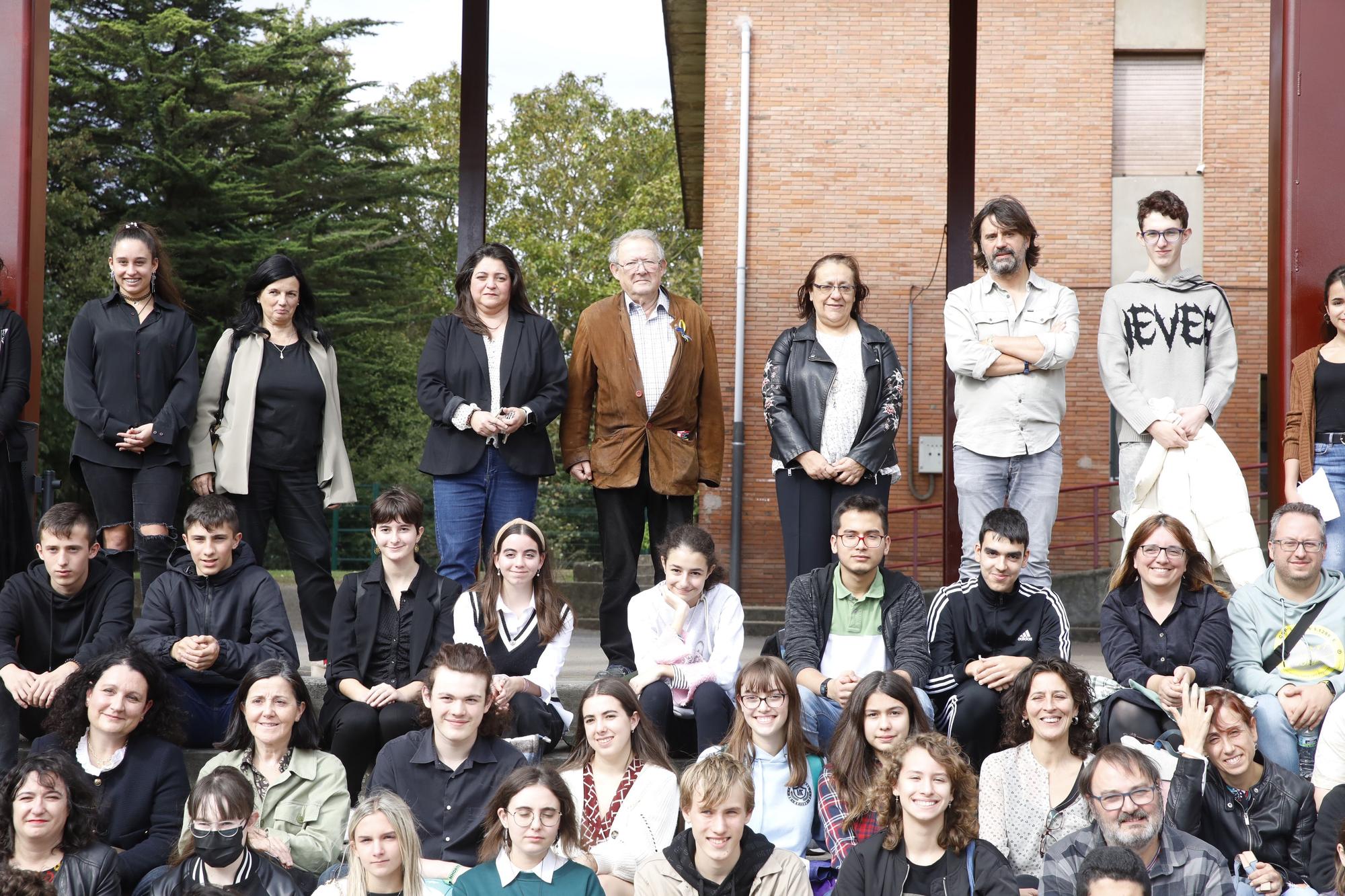 EN IMÁGENES: Así fue la visita de Adam Michnik al instituto de Roces en Gijón