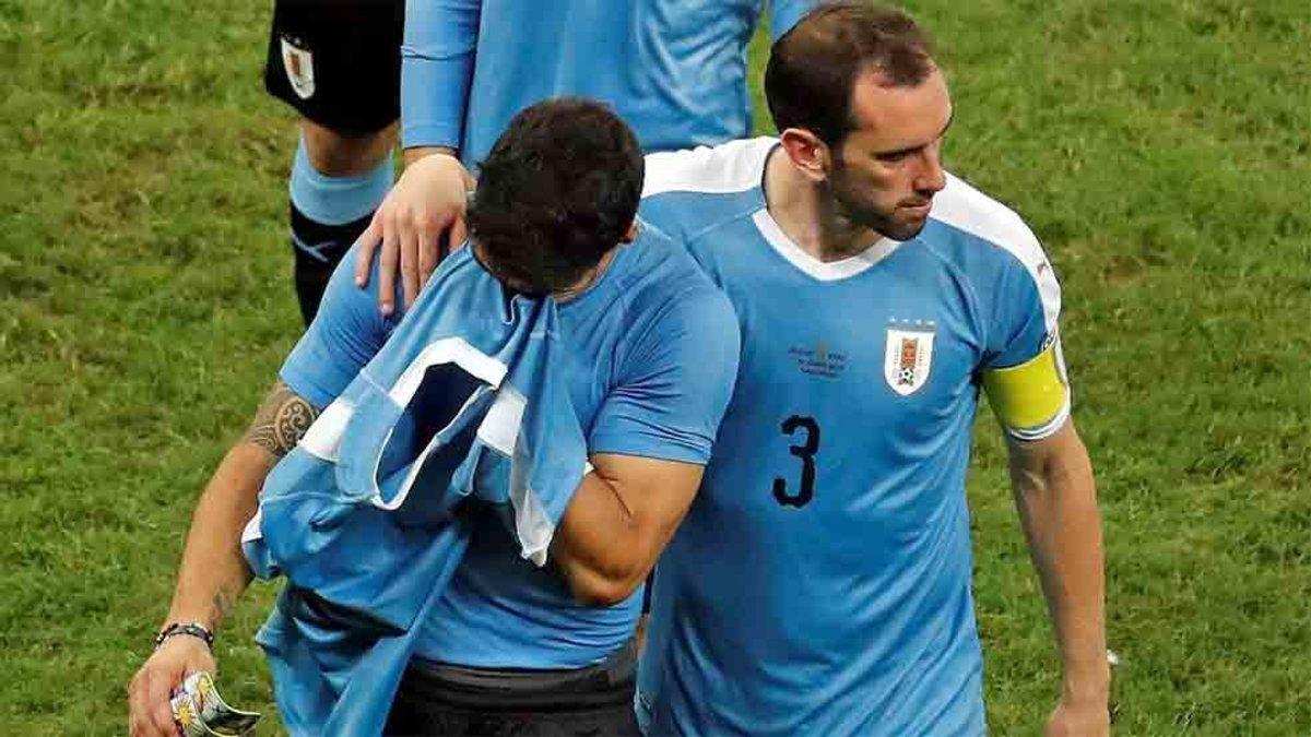 Luis Suárez tuvo que ser consolado por sus compañeros