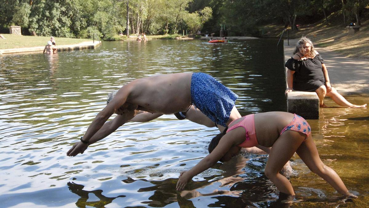 Imagen de este verano en la playa fluvial de Pozo do Boi