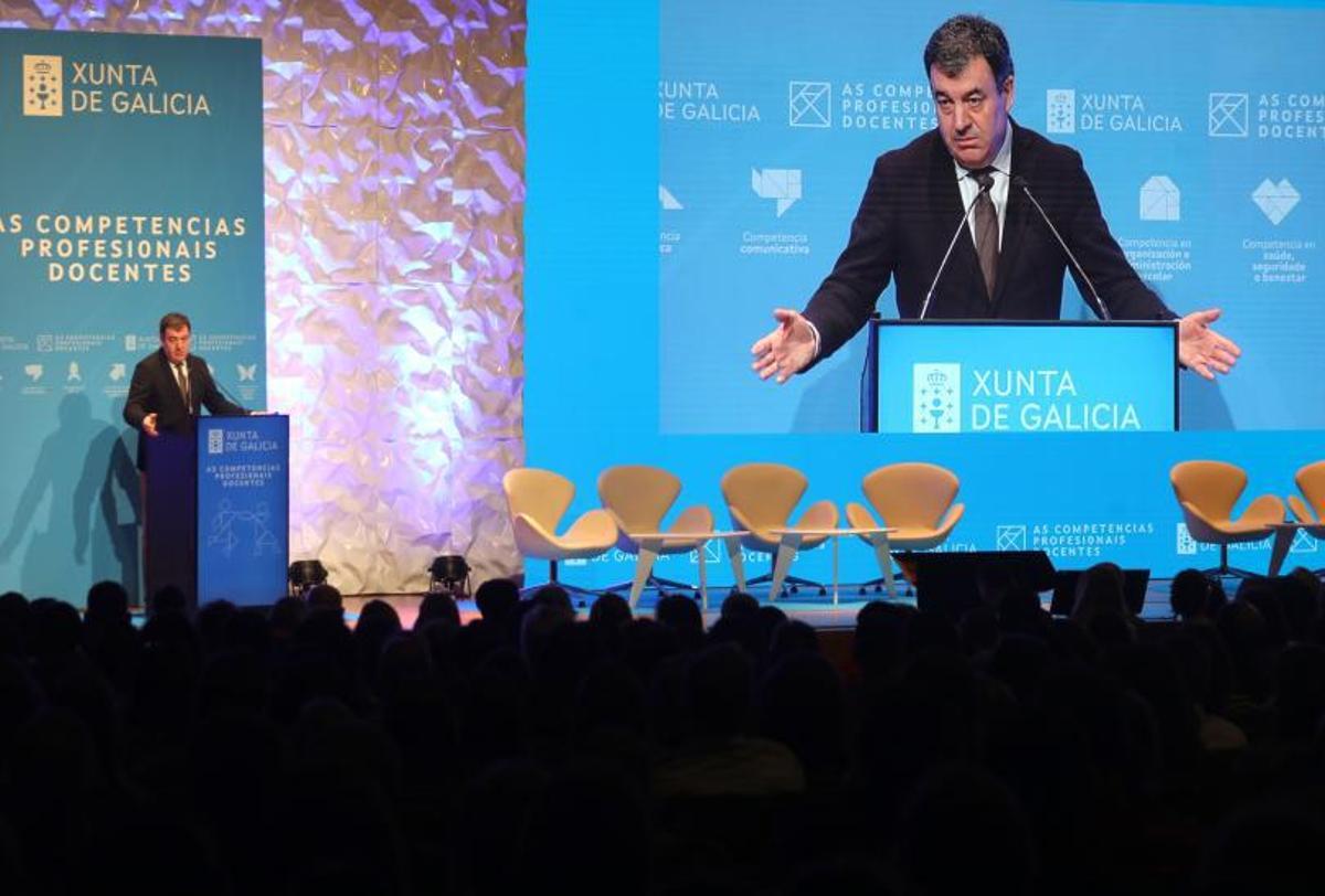 Román Rodríguez, ayer, en la apertura del Congreso de Competencias profesionais docentes. |   // X. ÁLVAREZ