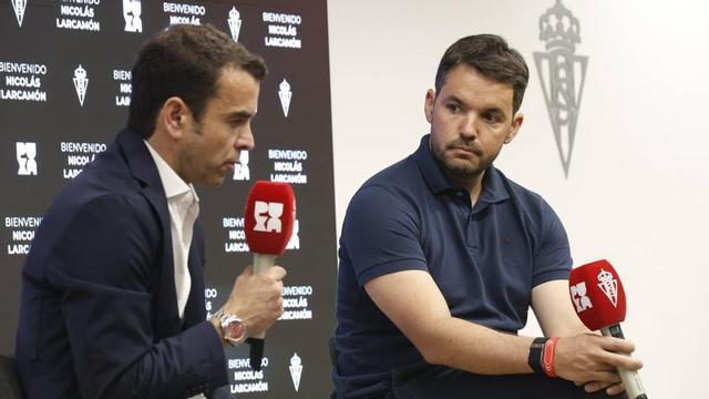 Por la izquierda, José Riestra y Nicolás Larcamón, en la sala de prensa de El Molinón.  | ÁNGEL GONZÁLEZ