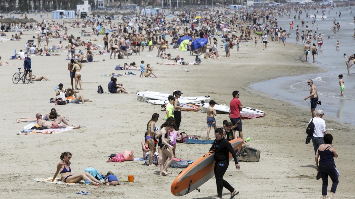 Los turistas abarrotan playas y terrazas