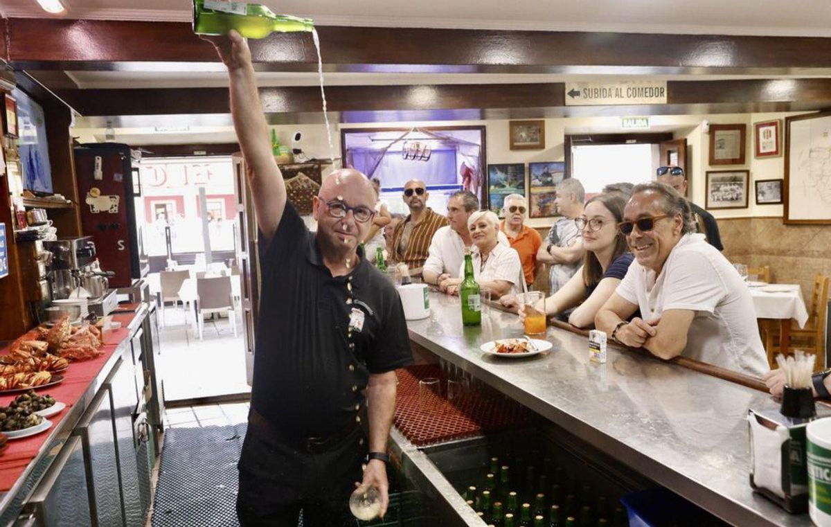 Por arriba, Miguel Prieto, ayer, escanciando sidra; María Bravo, con una Cruz de la Victoria, y Eva María Rodríguez, atendiendo a clientes en una tienda de artesanía. | MARCOS LEÓN