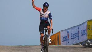 Michael Woods gana la etapa del Puy de Dôme.