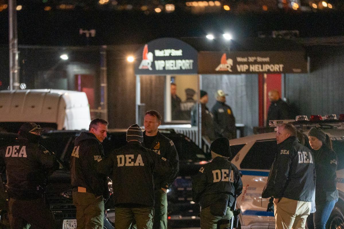 Integrantes del Departamento de Policía de Nueva York custodian una calle durante el traslado del presidente de Venezuela, Nicolás Maduro, este sábado en Nueva York (Estados Unidos). Maduro llegó a la ciudad de Nueva York en un helicóptero que aterrizó en un helipuerto a orillas del río Hudson, cerca de la calle 31, en el lado oeste de Manhattan, tras haber sido trasladado previamente en un avión militar a un aeropuerto del norte del estado.