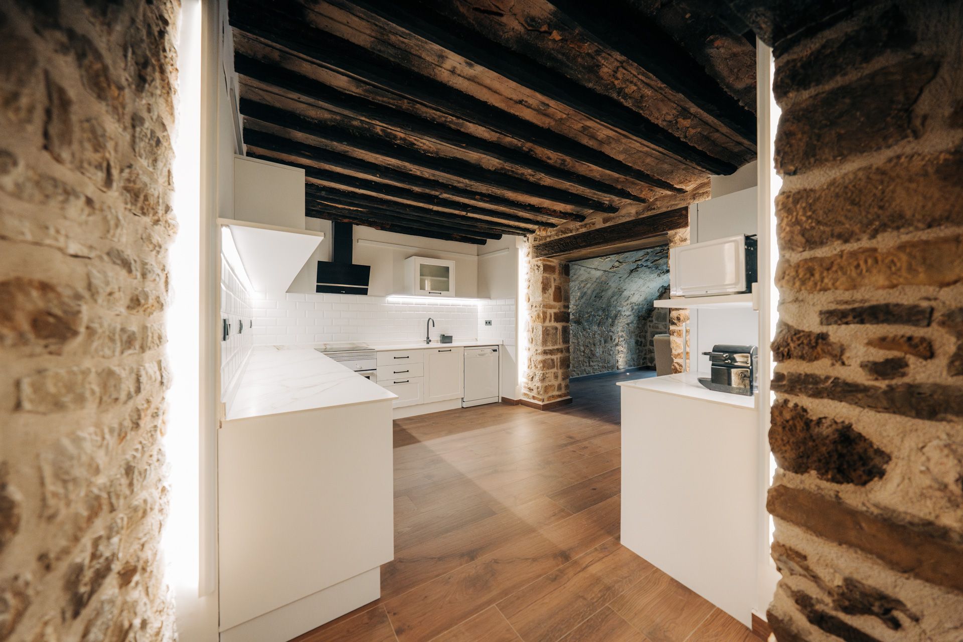 Así es por dentro Vinyes Bodega, una torre de vigilancia de la Edad Media reconvertida en casa rural