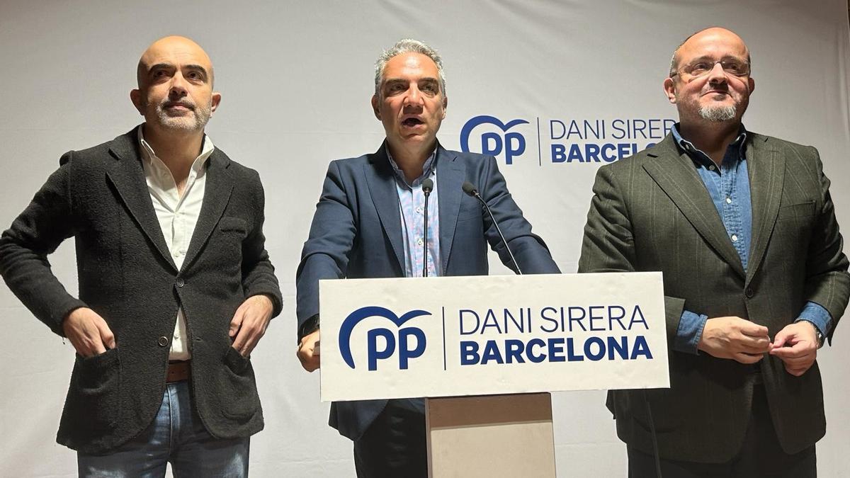 El vicesecretario de Política Autonómica y Municipal del PP, Elías Bendodo, con el presidente del PP catalán, Alejandro Fernández, y el líder del PP en el Ayuntamiento de Barcelona, Daniel Sirera.