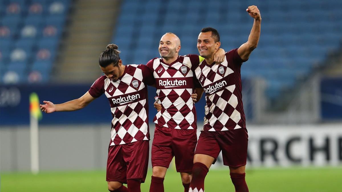 Andrés Iniesta celebra junto a un par de compañeros del Vissel Kobe el pase a las semifinales de la Champions asiática.