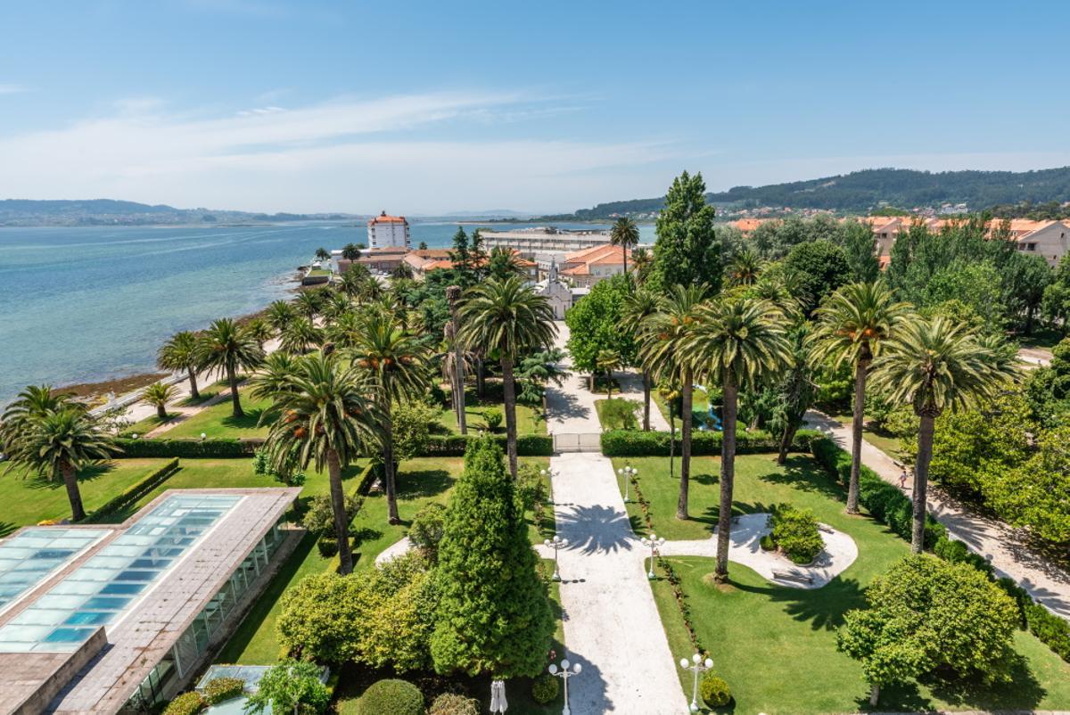 Un siglo de hospitalidad con historia. Desde su apertura en 1907, el Eurostars Gran Hotel La Toja ha sido sinónimo de exclusividad, tradición y prestigio en Galicia.