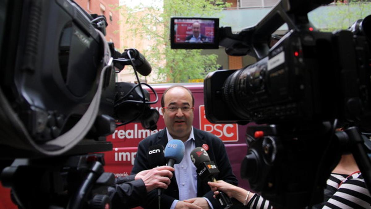 Miquel Iceta, primer secretario del PSC, atiende a los medios esta mañana, ante la sede del partido en Barcelona