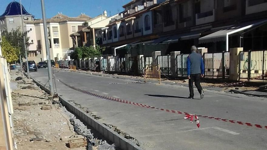 La calle Río Caudal de Los Narejos es una de las que lleva meses con las aceras levantadas.