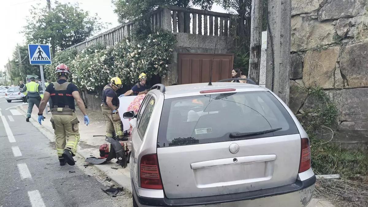 Vehículo que alcanzó a los peatones, que son atendidos en el punto