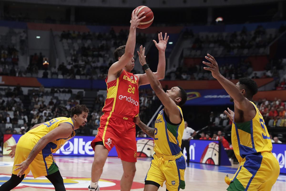 Jakarta (Indonesia), 28/08/2023.- Juan Nunez of Spain (2L) in action against Yago Santos of Brazil (2R) during the FIBA Basketball World Cup 2023 group stage match between Brazil and Spain in Jakarta, Indonesia, 28 August 2023. (Baloncesto, Brasil, España) EFE/EPA/ADI WEDA