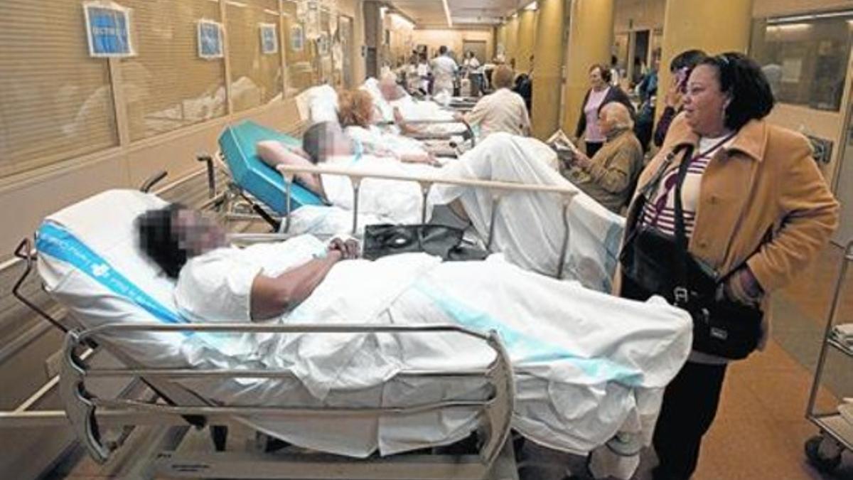 Pacientes en urgencias esperando cama tras haber sido visitados, en el hospital de Vall d'Hebron, ayer.