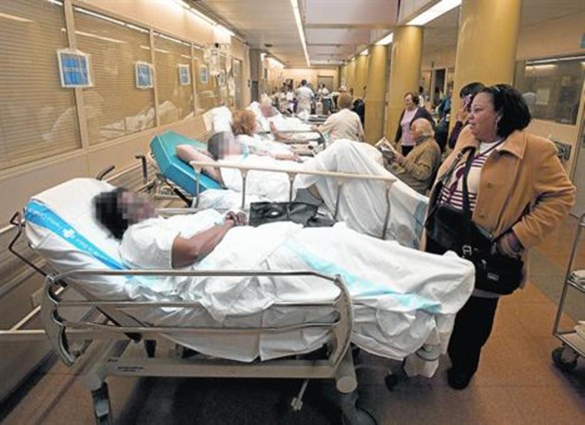 Pacientes en urgencias esperando cama tras haber sido visitados, en el hospital de Vall d’Hebron, ayer.