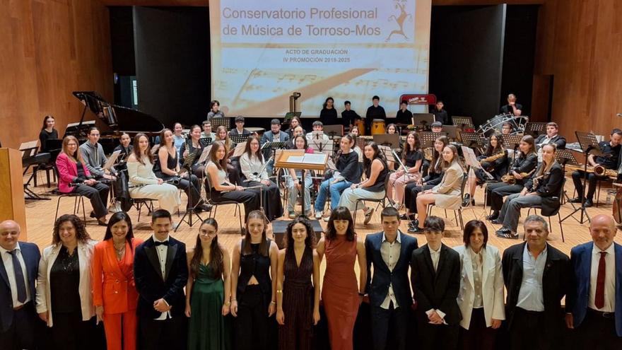Graduados y graduadas con la alcaldesa, el equipo, el padrino y la banda del conservatorio. | D.P.