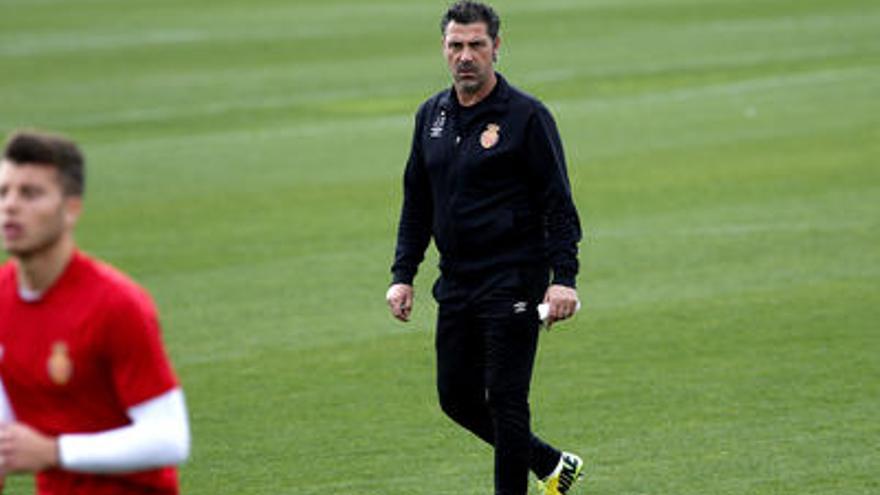 Javier Olaizola observa a sus jugadores durante el entrenamiento en Son Bibiloni.