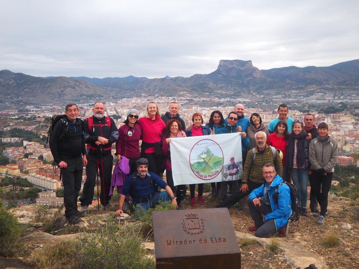El grupo Annapurna de Elda-Petrer en el monte Bolón en el homenaje póstumo a Vicente Soler Alcaraz.
