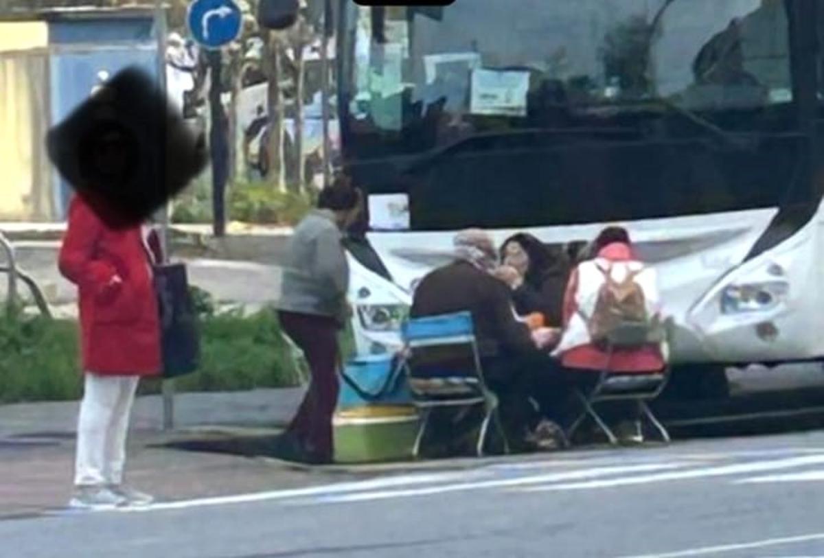 Turistas, con su mesita plegable, comiendo a plena luz del día.