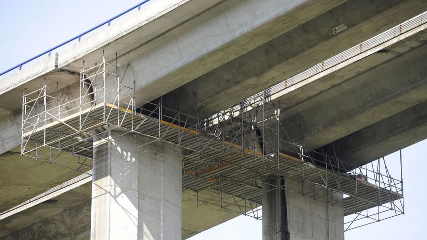 Trabajos, ayer, en los apoyos del puente sobre el Ulla, entre los municipios de Vedra y de A Estrada.