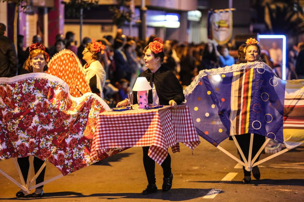 Cientos de disfraces invaden las calles de l`Alfàs del Pi