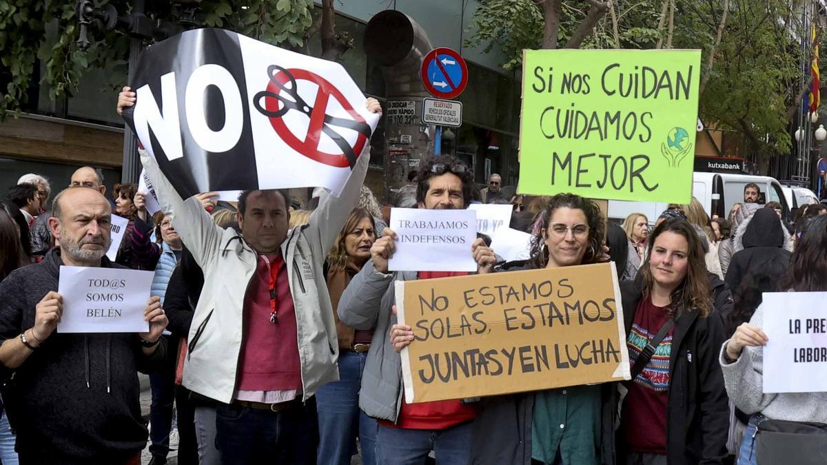 Educadores sociales de Alicante protestan por su indefensión y en homenaje a su compañera asesinada en Badajoz