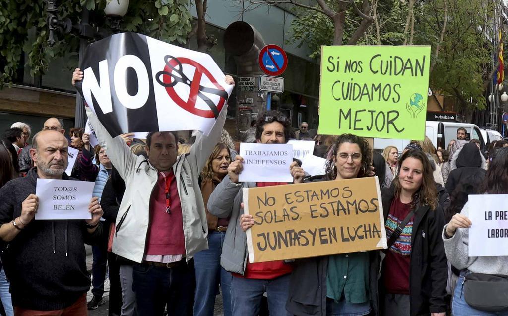 Trabajadores sociales de Alicante protestan por su indefensión y en homenaje a su compañera asesinada en Badajoz
