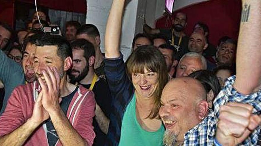 Montse Venturós amb el braç alçat celebrant la victòria electoral de la CUP al Casal Panxo, diumenge