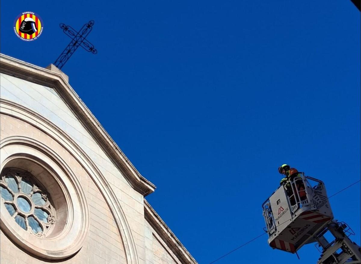 Retiada de la cruz de la iglesia en l'Alqueria de la Comtessa.