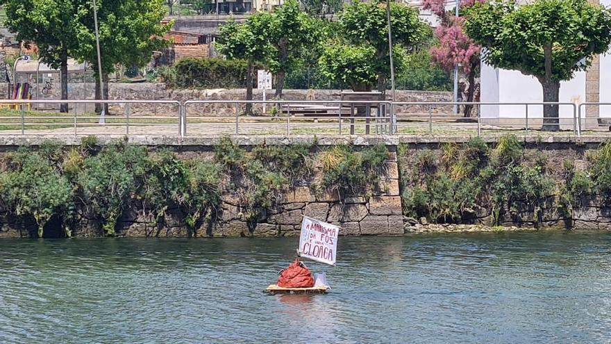 Denuncian con una ‘caca’ flotante la contaminación en la desembocadura del río Miñor