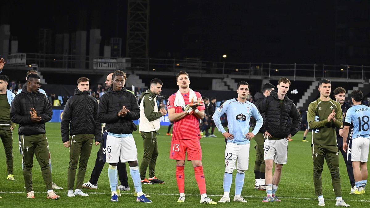 Los jugadores del Celta agradecen el apoyo de la afición al término del partido contra el Lyon