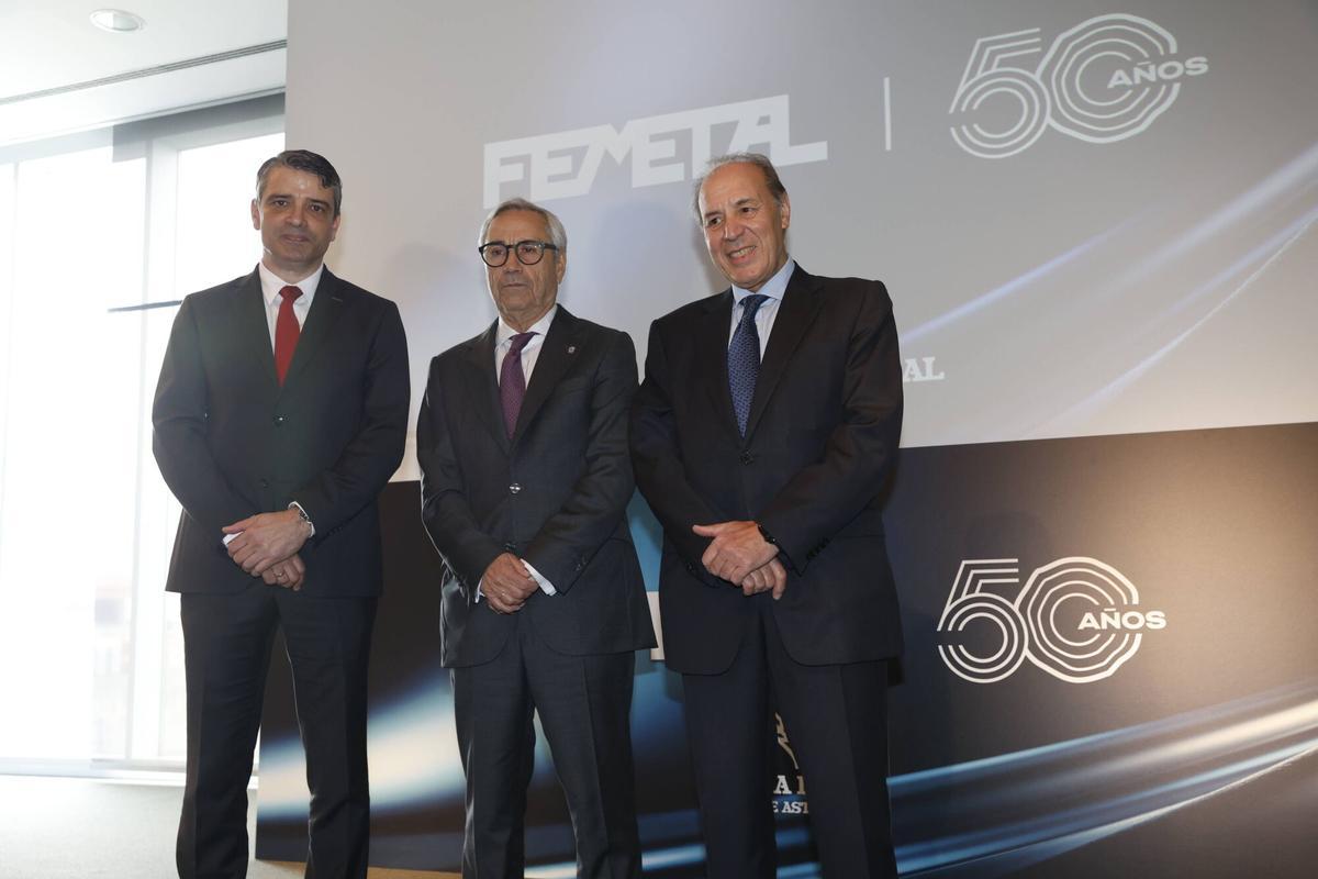 Por la izquierda, Juan Carlos Campo, viceconsejero de Industria del Principado; Antonio Fernández-Escandón, presidente de Femetal; y José Miguel Guerrero, presidente de Confemetal.