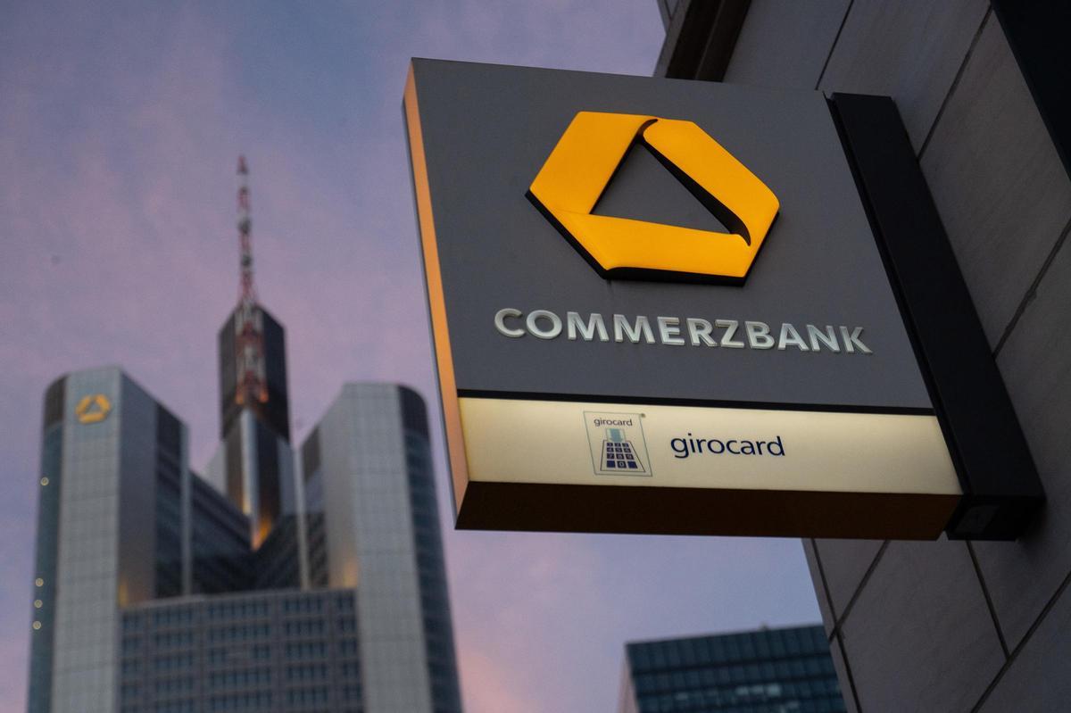 El logotipo de una sucursal de Commerzbank en Berlín.