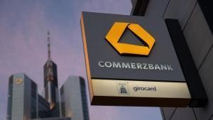Archivo - FILED - 13 February 2022, Hesse, Frankfurt_Main: The lettering and the logo of Commerzbank can be seen on a sign in front of the Commerzbank headquarters. Photo: Sebastian Gollnow/dpa