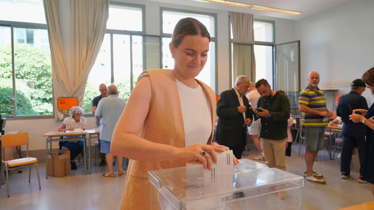 La presidenta del PP de Baleares y, también, presidenta del Govern, Marga Prohens, vota en el CEPA La Balanguera de Palma