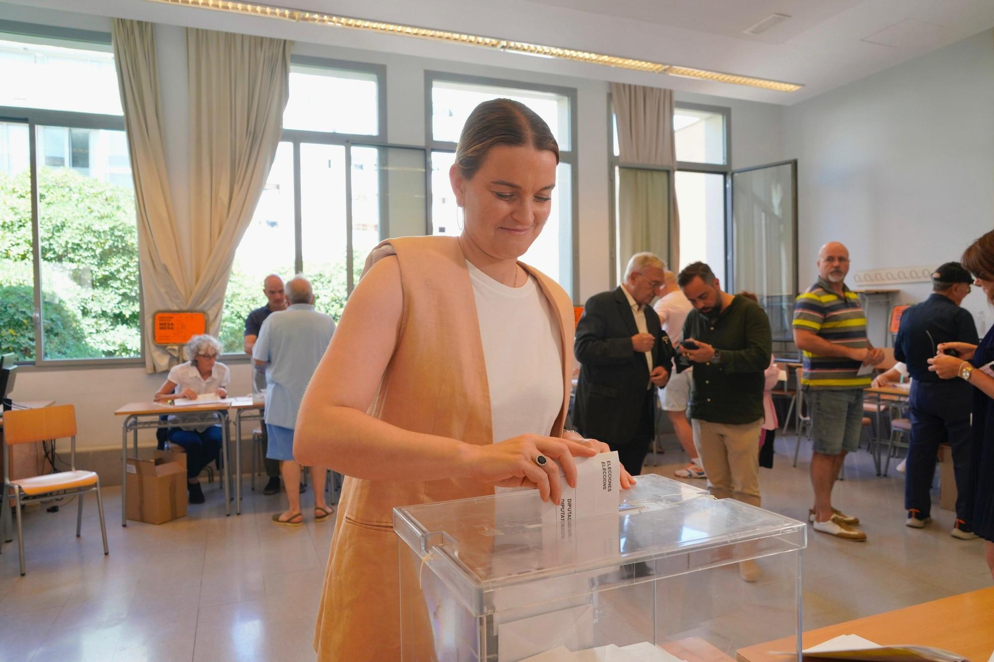 La presidenta del PP de Baleares y, también, presidenta del Govern, Marga Prohens, vota en el CEPA La Balanguera de Palma