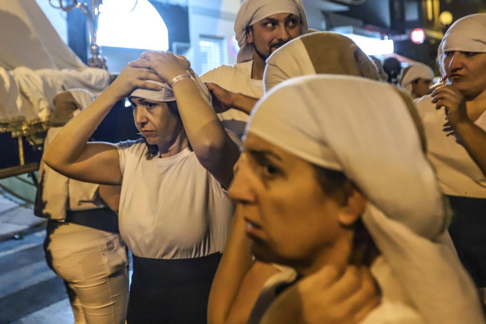 La imagen de María Santísima de la Victoria procesiona por primera vez en Torrevieja portada por 21 costaleros y costaleras