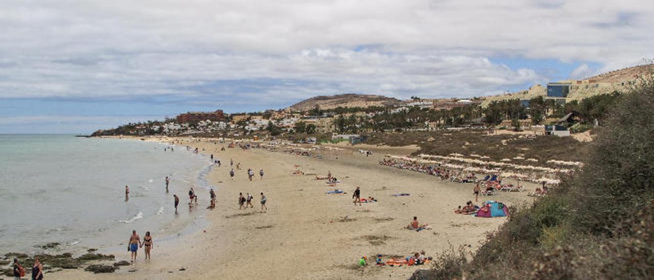 Imagen de la playa de Costa Calma y algunas de las urbanizaciones turísticas de la zona.