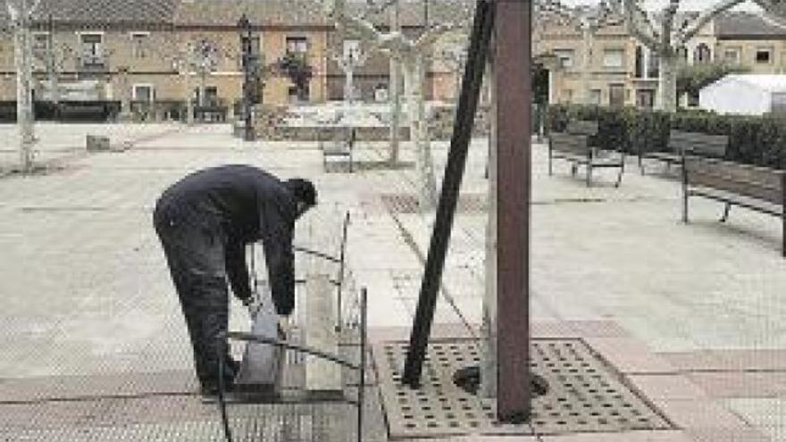 El ayuntamiento repara los bancos de la plaza de España