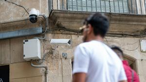Cámaras de videovigilancia en la plaza George Orwell de Barcelona.